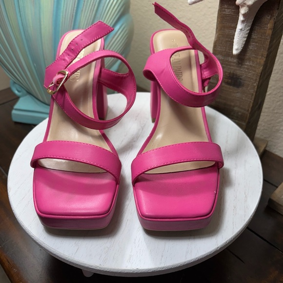 Shoes - Pink Strappy Sandals